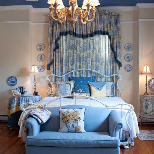 The Blue Room at Elizabeth Leigh Inn, king bed with blue toile bedding and a blue sofa